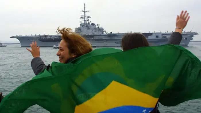 Brasil baru saja menenggelamkan kapal perang terbesarnya ke Samudera Atlantik setelah gagal menjualnya untuk besi tua. Kapal itu cukup besar untuk membawa 39 pesawat di dalamnya.