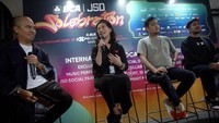 Turut hadir dalam acara konferensi pers itu Anna Rachmat, Vice President BCA, Andrey Noelfry, Co-founder Jakarta Sneaker Day, Trias Jaka Arfa, Event Director Jakarta Sneaker Day yang memaparkan acara yang akan segera berlangsung itu. 