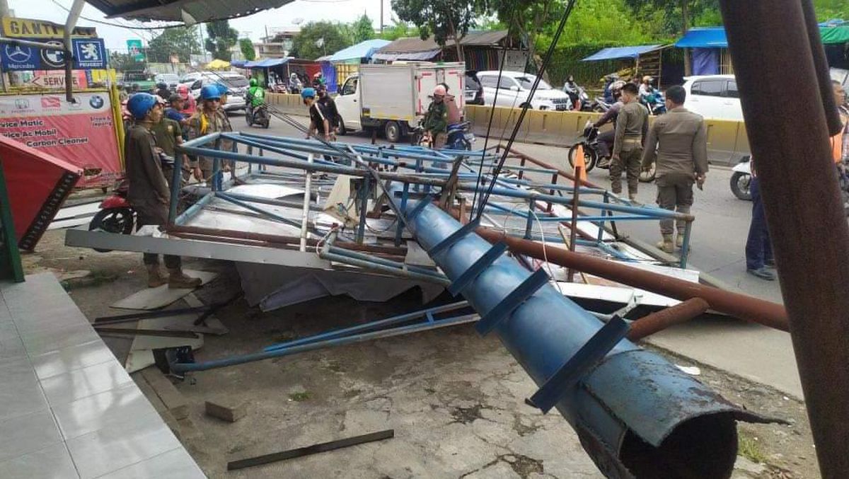 Papan Reklame di Pamulang Tangsel Roboh Diterjang Angin Kencang