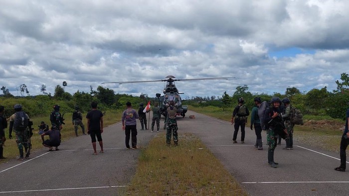 Polisi mengungkap kronologi 15 pekerja proyek pembangunan puskesmas di Distrik Paro, Kabupaten Nduga, Papua Pegunungan, selamat dari intimidasi kelompok kriminal bersenjata (KKB) pimpinan Egianus Kogoya.