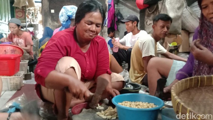 Para pekerja penumbuk melinjo di Indramayu.