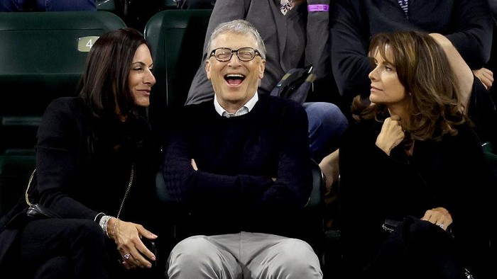 US businessman Bill Gates (2nd L) attends the tennis match between Paula Badosa of Spain and Maria Sakkari of Greece during their WTA semifinal match at the Indian Wells tennis tournament on March 18, 2022 in Indian Wells, California. (Photo by Frederic J. BROWN / AFP) (Photo by FREDERIC J. BROWN/AFP via Getty Images)