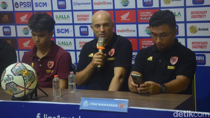 Pelatih PSM Makassar Bernardo Tavares dan pemainnya Victor Dethan usai mengalahkan Barito Putera dengan skor 4-1.