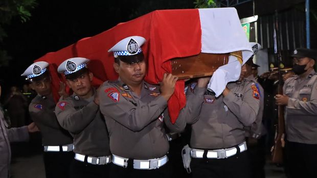 Pemakaman Iptu Rochmat di Madiun