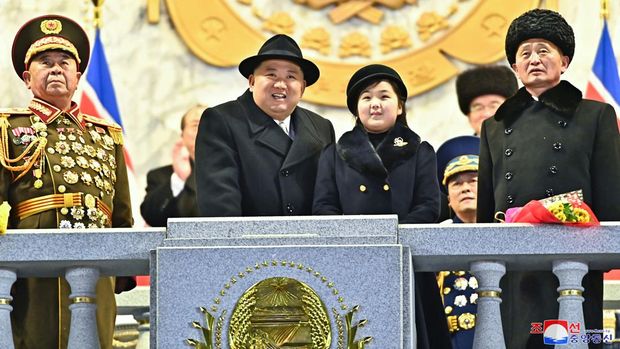 Pemimpin Korea Utara Kim Jong Un dan putrinya Kim Ju Ae menghadiri parade militer untuk memperingati 75 tahun berdirinya tentara Korea Utara, di Lapangan Kim Il Sung di Pyongyang, Korea Utara 8 Februari 2023. (KCNA via REUTERS)