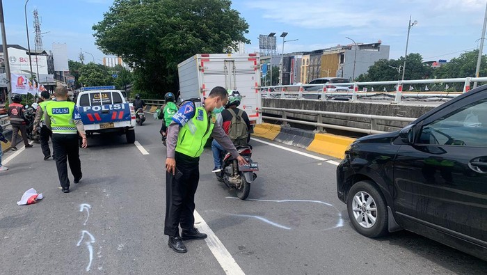Pemotor tabrak Pajero mogok di flyover Grogol, lalu terjatuh dan terlindas mobil derek.