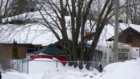 Sejumlah anak sempat terjebak di bawah kendaraan ketika menabrak gedung di pinggiran kota Laval sekitar pukul 08:30 waktu setempat.