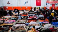 Evakuasi korban gempa saat ini masih terus dilakukan. Tim penyelamat berlomba untuk menyelamatkan korban yang terjebak di bawah puing-puing dalam cuaca dingin. REUTERS/Dilara Senkaya  