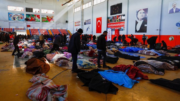 Penampakan GOR Jadi Tempat Sementara Jenazah Korban Gempa Turki The bodies of victims are kept at a stadium, in the aftermath of a deadly earthquake in Kahramanmaras, Turkey, February 8, 2023. REUTERS/Suhaib Salem