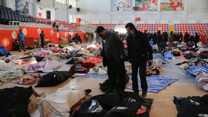 Penampakan GOR Jadi Tempat Sementara Jenazah Korban Gempa Turki SENSITIVE MATERIAL. THIS IMAGE MAY OFFEND OR DISTURB The bodies of victims are kept at a sports hall in the aftermath of a deadly earthquake in Kahramanmaras, Turkey, February 8, 2023. REUTERS/Dilara Senkaya