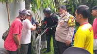 Penerjun Payung TNI Mendarat Darurat di Halaman Rumah Warga Jaksel