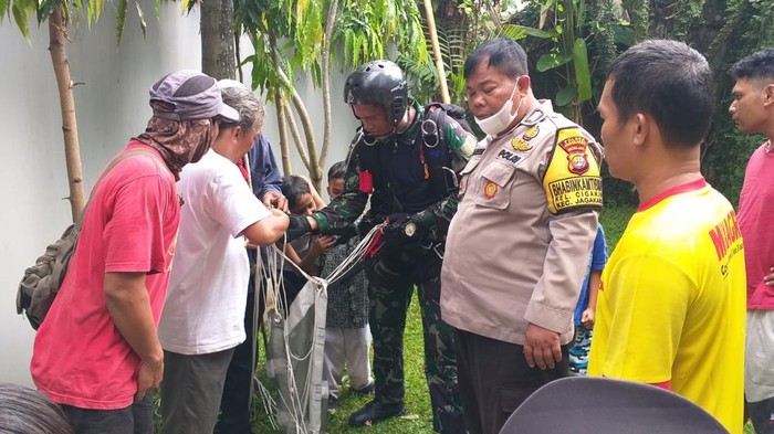 Penerjun payung TNI mendarat darurat di halaman rumah warga di Ciganjur, Jakarta Selatan.