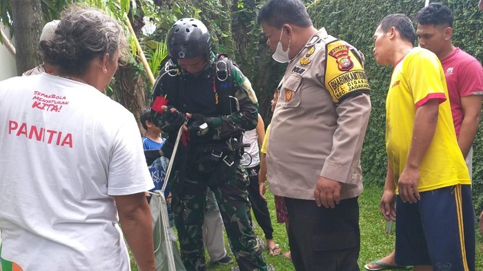 Penerjun payung TNI mendarat darurat di halaman rumah warga di Ciganjur, Jakarta Selatan.