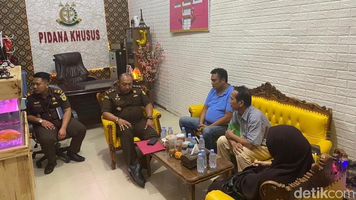 Penetapan tersangka korupsi pembangunan SMA 1 Indragiri Hilir, Riau.