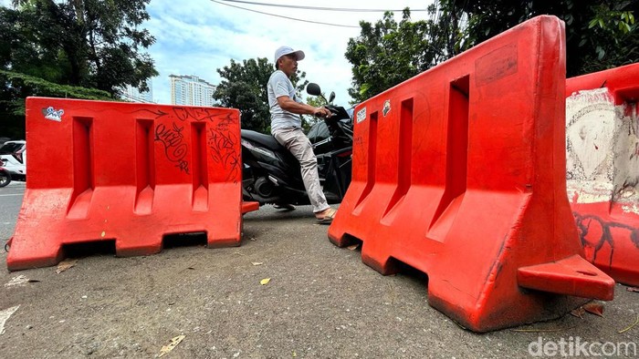 Pengumuman! 27 Titik 'Putaran Balik' Biang Kemacetan Akan Ditutup Dinas Perhubungan (Dishub) DKI Jakarta akan menutup 27 putaran balik demi. Hal ini demi mengurangi kemacetan yang tiap hari terjadi di Jakarta.