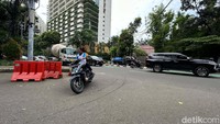 Pengendara sepeda motor berputar balik di kawasan Jakarta Selatan, Kamis (9/2/2023).