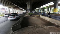 Joko kepada wartawan di kawasan U-turn Jl Kembangan Raya, Jakbar, Kamis (9/2) mengatakan, penutupan ini membuat para pengendara akan kesulitan putar balik. Kondisi tersebut, membuat lalu lintas tambah macet. Selain itu, rencana penutupan U-turn juga berisiko membuat banyak pengendara melawan arus. Warga lain bernama Asep menyampaikan penutupan U-turn di bakal membuat para pengendara melawan arah. Dia berharap rencana penutupan dilakukan uji coba lebih dulu. Agung Pambudhy/detikcom.