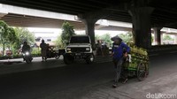 Pengendara melakukan putar arah di Jalan DI Panjaitan. Kadishub DKI Jakarta Syafrin Liputo mengatakan, keberadaan titik putar balik turut berpengaruh dengan kondisi lalu lintas. Dia mengatakan sebelumnya sudah dilakukan kajian sebelum diambil kebijakan menutup U-turn. Agung Pambudhy/detikcom.