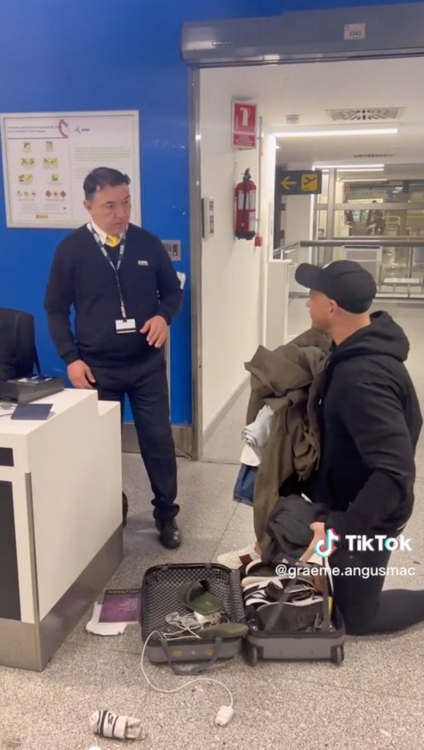 Penumpang Ryanair bawa isi koper ke kabin