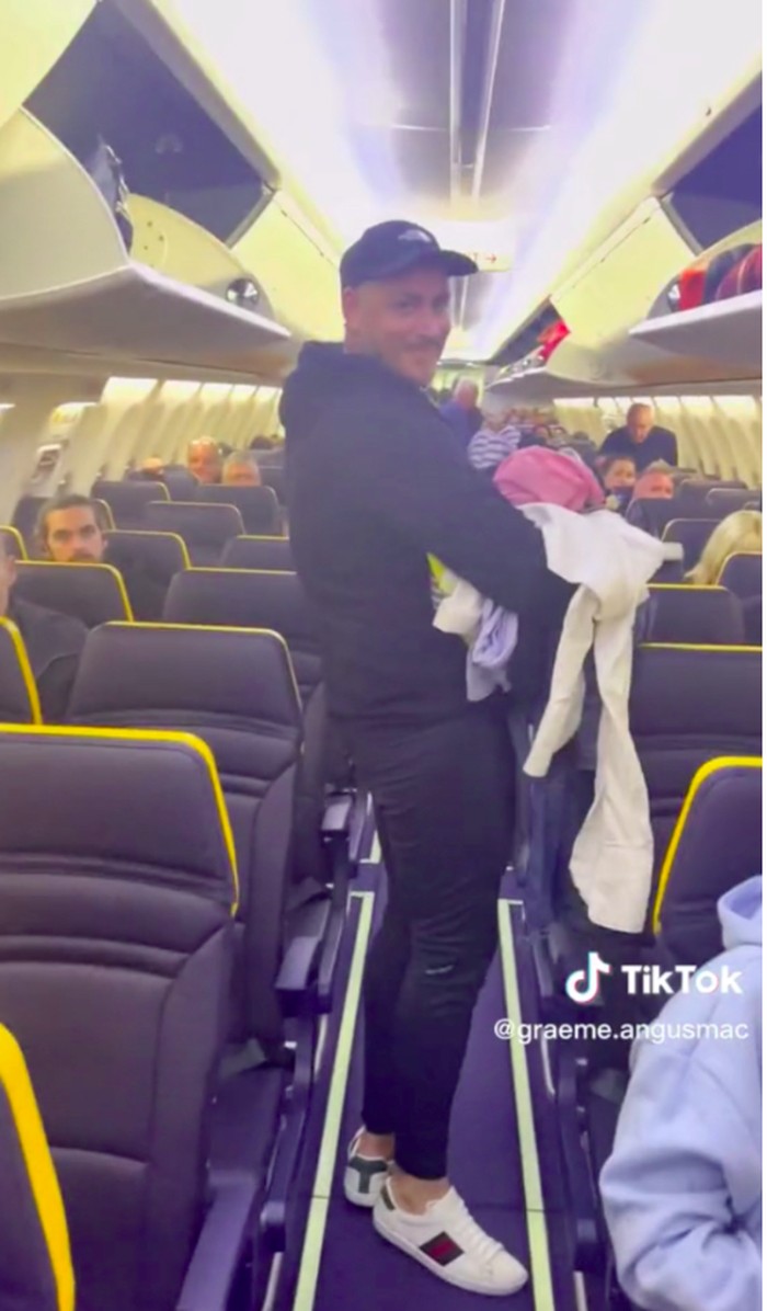 Penumpang Ryanair bawa isi koper ke kabin