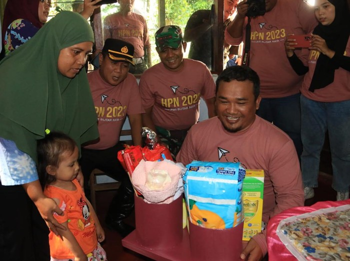 Perwakilan wartawan Blitar memberikan bantuan di momen HPN