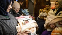 Bayi-bayi yang diselamatkan dari puing-puing bangunan yang runtuh di Kahramanmaras dipindahkan ke Ankara dengan Pesawat Kepresidenan Turki, Rabu (8/2/2023).  