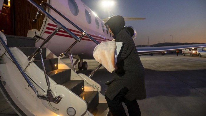 Pesawat Presiden Turki Evakuasi 16 Bayi Korban Gempa KAHRAMANMARAS, TURKIYE - FEBRUARY 08: Babies rescued from the rubble of collapsed buildings in Kahramanmaras are being transferred to Ankara by Turkish Presidential Plane after 7.7 and 7.6 magnitude earthquakes hit Turkiye's multiple provinces on February 8, 2023. 16 babies, left unaccompanied due to earthquake transferred to Ankara for care. Early Monday morning, a strong 7.7 earthquake, centered in the Pazarcik district, jolted Kahramanmaras and strongly shook several provinces, including Gaziantep, Kahramanmaras, Diyarbakir, Adana, Adiyaman, Malatya, Osmaniye, Hatay, and Kilis. Later, at 13.24 p.m. (1024GMT), a 7.6 magnitude quake centered in Kahramanmaras' Elbistan district struck the region. Turkiye declared 7 days of national mourning after deadly earthquakes in southern provinces. (Photo by Mehmet Ali Ozcan/Anadolu Agency via Getty Images)