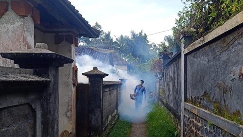 Petugas dari Dinas Kesehatan Kabupaten Karangasem saat melakukan fogging di wilayah Kecamatan Karangasem beberapa hari yang lalu