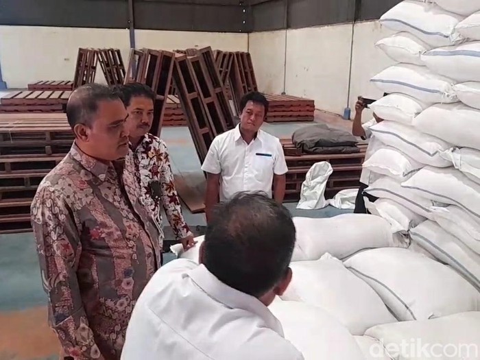 PJ Bupati Brebes meninjau stok beras di Gudang Bulog Desa Cimohong, Bulakamba, Brebes, Kamis (9/2/2023).