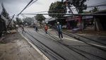Evakuasi Tiang Listrik yang Roboh di Depok Akibat Angin Kencang