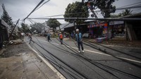 Kejadian ini membuat Jalan Raya Kalimulya tidak bisa dilalui kendaraan.