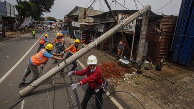 Evakuasi Tiang Listrik yang Roboh di Depok Akibat Angin Kencang
