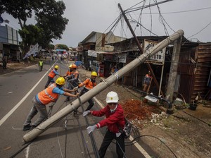 Angin Kencang di Depok: Atap Rumah Warga Ambruk-Pohon Tumbang