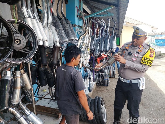 Polisi Cek Penjualan Knalpot Bising di Cimahi