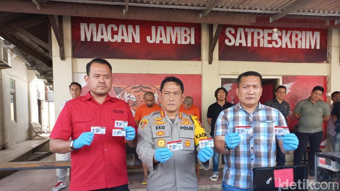 Polisi menunjukkan SIM palsu yang dibuat oleh sindikat pemalsuan di Jambi.