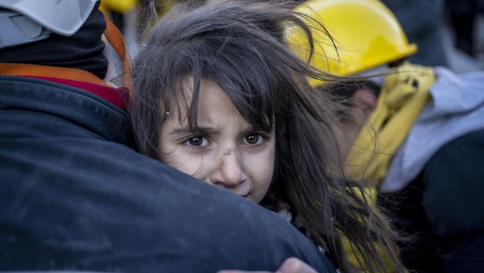 Potret Kerusakan di Turki-Suriah yang Tewaskan 15.000 Orang KAHRAMANMARAS, TURKIYE - FEBRUARY 08: 7-year-old Syrian Reyyan Hammadi is rescued under rubble 61 hours after 7.7 and 7.6 magnitude earthquakes hit multiple provinces including Kahramanmaras, Turkiye on February 08, 2023. Early Monday morning, a strong 7.7 earthquake, centered in the Pazarcik district, jolted Kahramanmaras and strongly shook several provinces, including Gaziantep, Kahramanmaras, Diyarbakir, Adana, Adiyaman, Malatya, Osmaniye, Hatay, and Kilis. Later, at 13.24 p.m. (1024GMT), a 7.6 magnitude quake centered in Kahramanmaras' Elbistan district struck the region. Turkiye declared 7 days of national mourning after deadly earthquakes in southern provinces. (Photo by Emin Sansar/Anadolu Agency via Getty Images)