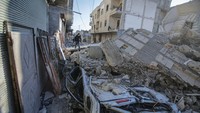 Dikutip dari Reuters, seismolog mengungkapkan alasan mengapa gempa di Turki menimbulkan dampak yang sangat dahsyat. Pertama ialah berkekuatan Magnitudo sebesar 7,8. Gempa dengan skala ini termasuk dalam gempa bumi besar. (Omer Alven/Anadolu Agency via Getty Images)  
