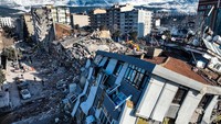 Kemudian pusat gempa di Turki berada di dekat permukaan tanah yaitu sejauh 18 kilometer. Menurut APNews, gempa ini berpusat di antara wilayah Turki Selatan dan Utara Suriah. (Ahmet Akpolat/Getty Images)