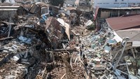 Terdiri dari tiga gempa besar. Setelah gempa pertama dengan kekuatan 7,8, gempa besar lainnya menyusul dengan kekuatan 6,7 dan 7,5. Selain itu, ada puluhan gempa susulan lainnya. (Burak Kara/Getty Images)