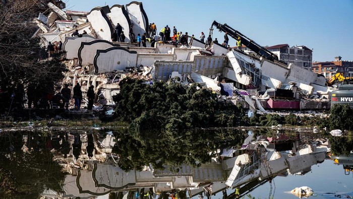 Potret Kerusakan di Turki-Suriah yang Tewaskan 15.000 Orang HATAY, TURKIYE- FEBRUARY 8: Damaged buildings in Hatay on February 8, 2023 in Hatay, TΓΌrkiye. An earthquake with a magnitude of 7.8 occurred in the PazarcΔ±k district of KahramanmaraΕ at 04:17; and also at 13.24, two earthquakes with a magnitude of 7.6 occurred in the district of Elbistan. The earthquake was felt in many provinces, especially in Maras (Kahramanmaras), Gaziantep, Sivas, Hatay, ΕanlΔ±urfa, Adana, DiyarbakΔ±r.(Photo by Cemal Yurttas/ dia images via Getty Images)