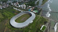 Foto udara pembangunan Stadion Barombong yang terbengkalai di Makassar, Sulawesi Selatan, Rabu (8/2/2023).
