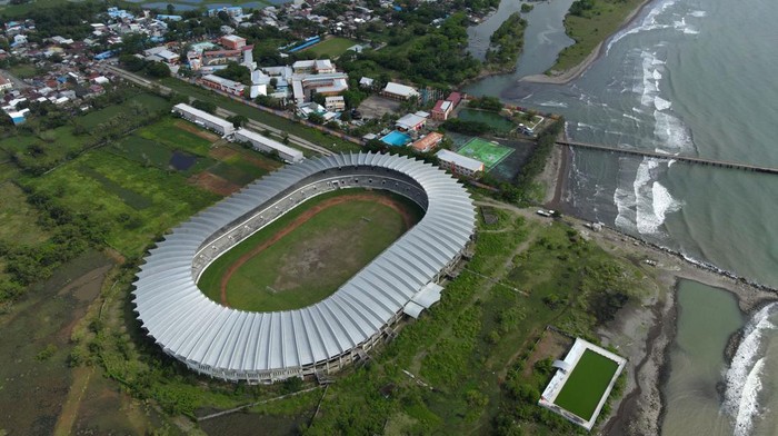 Potret Mangkraknya Proyek Stadion Barombong, Diisi Sapi Foto udara pembangunan Stadion Barombong yang terbengkalai di Makassar, Sulawesi Selatan, Rabu (8/2/2023). Warga setempat berharap pembangunan stadion berkapasitas 40 ribu orang yang mulai dibangun pada 2011 tersebut bisa diselesaikan sehingga dapat memberikan dampak positif bagi perekonomian warga sekitar terutama saat digunakan untuk menggelar pertandingan sepak bola atau kegiatan lainnya. ANTARA FOTO/Arnas Padda/tom.