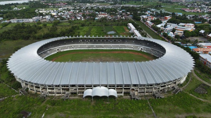 Potret Mangkraknya Proyek Stadion Barombong, Diisi Sapi Foto udara pembangunan Stadion Barombong yang terbengkalai di Makassar, Sulawesi Selatan, Rabu (8/2/2023). Warga setempat berharap pembangunan stadion berkapasitas 40 ribu orang yang mulai dibangun pada 2011 tersebut bisa diselesaikan sehingga dapat memberikan dampak positif bagi perekonomian warga sekitar terutama saat digunakan untuk menggelar pertandingan sepak bola atau kegiatan lainnya. ANTARA FOTO/Arnas Padda/tom.