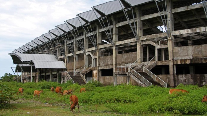 Potret Mangkraknya Proyek Stadion Barombong, Diisi Sapi Foto udara pembangunan Stadion Barombong yang terbengkalai di Makassar, Sulawesi Selatan, Rabu (8/2/2023). Warga setempat berharap pembangunan stadion berkapasitas 40 ribu orang yang mulai dibangun pada 2011 tersebut bisa diselesaikan sehingga dapat memberikan dampak positif bagi perekonomian warga sekitar terutama saat digunakan untuk menggelar pertandingan sepak bola atau kegiatan lainnya. ANTARA FOTO/Arnas Padda/tom.