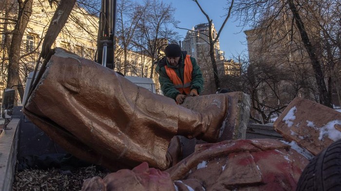 Sebuah monumen pilot era Soviet yang dihormati sebagai 