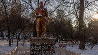 Penampakan monumen Valery Chkalov sebelum dibongkar di Kyiv, Ukraina, Rabu (8/2/2023).