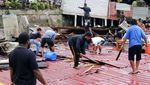 Potret Pencarian Korban Gempa Jayapura di Bangunan yang Ambruk ke Laut