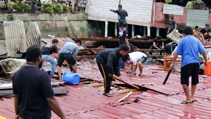Sebuah bangunan di Jayapura ambruk ke laut usai diguncang gempa M 5,4. Tim penyelamat pun dikerahkan untuk mencari korban di reruntuhan bangunan.