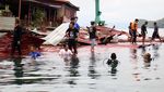 Potret Pencarian Korban Gempa Jayapura di Bangunan yang Ambruk ke Laut