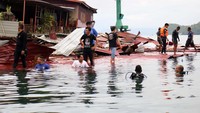 Penyelam juga dikerahkan dalam melakukan pencarian korban.